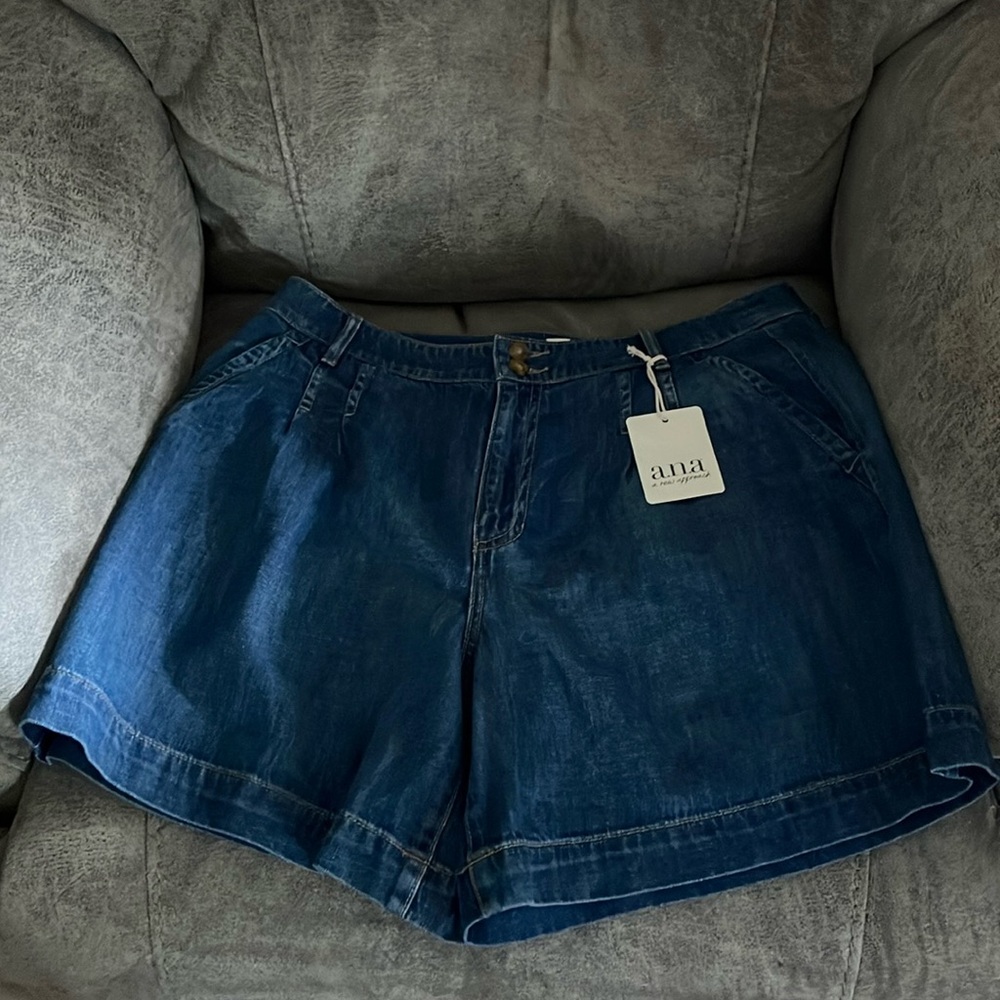 NWT a.n.a women’s Denim shorts Size 10